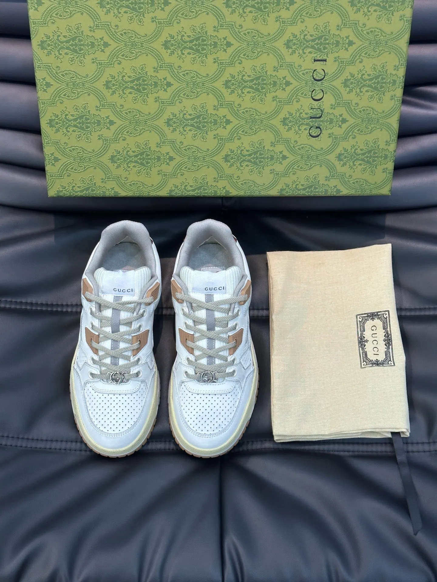 Men's Men's Shoes 💰p520 "GUCC*" Gucci's new couple's 👫 distressed effect sneakers. This low-top sneaker adopts a basketball-style silhouette design and cleverly incorporates hollow panels and distressed effects, showing its unique ingenuity. The ingenuity incorporates brand logo details such as interlocking Double G styling accessories and Gucci lettering, a low-key tribute to the brand's design heritage. A rubber non-slip outsole, inlays and embossed sole give the entire design a contemporary feel. Size: 35-45